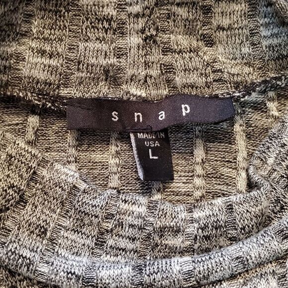 Snap Womens Sz L Cold Shoulder Top Gray Knit - Picture 3 of 8